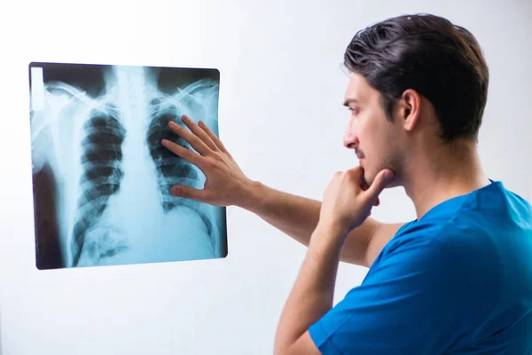 Jovem médico bonito radiologista que trabalha no hospital — Fotografia de Stock