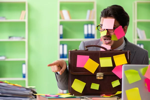 Zakenman ongelukkig met veel tegenstrijdige prioriteiten zitten in — Stockfoto