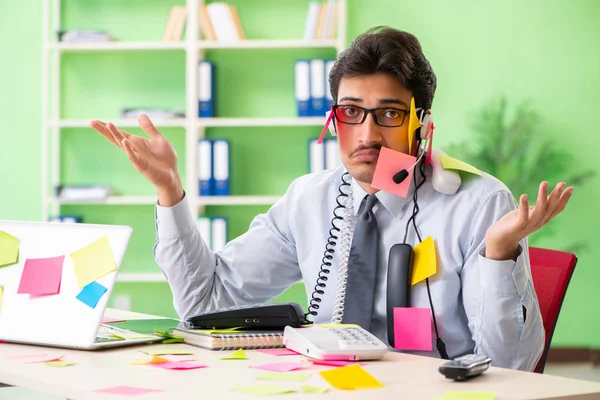 Joven operador de escritorio de ayuda que trabaja en la oficina con muchos conflictos — Foto de Stock