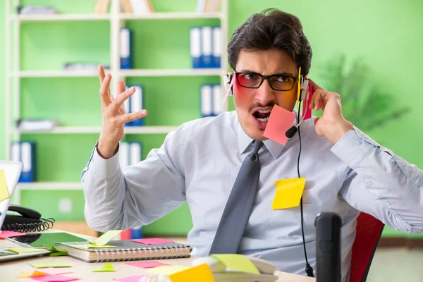 Young help desk operator care lucrează în birou cu multe conflicte — Fotografie, imagine de stoc