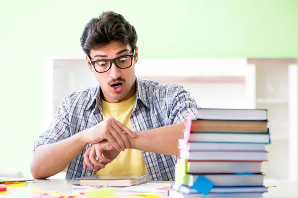 Estudiante preparándose para exámenes universitarios con muchos pri —  Fotos de Stock