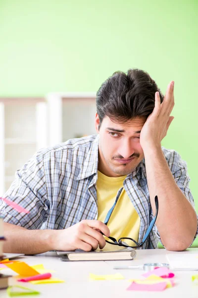 Student preparing for university exams with many conflicting pri — Stock Photo, Image