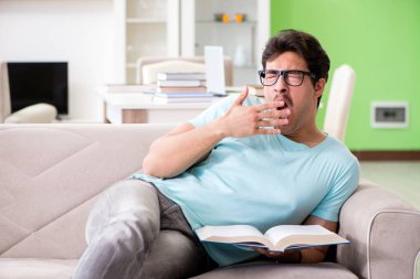 Evde üniversite sınavlarına hazırlanan öğrenci