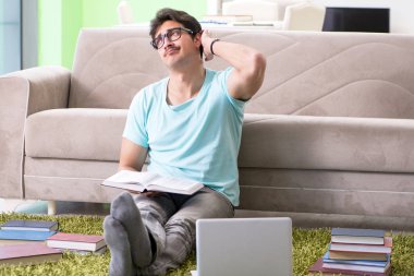 Evde üniversite sınavlarına hazırlanan öğrenci