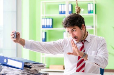 Ofiste intihar etmeyi düşünen yoksul bir işadamı. 