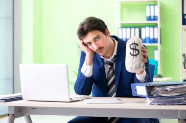 İşadamı ofiste aşırı çalışmaktan memnun değil. 