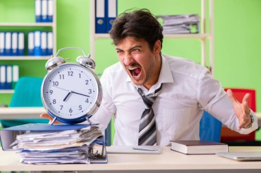 Hasta ve mutsuz iş adamı ofiste oturuyor. 