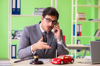 Genç ve yakışıklı avukat ofiste çalışıyor. 