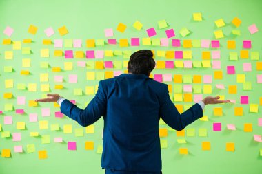 Birçok iş önceliği olan bir iş adamı.