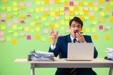 İş adamı önceliklerinde sorun yaşıyor.