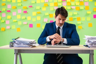 İş adamı önceliklerinde sorun yaşıyor.