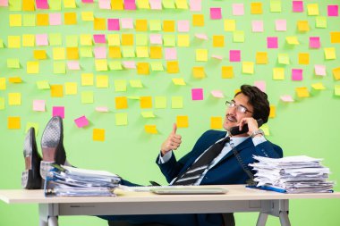 İş adamı önceliklerinde sorun yaşıyor.