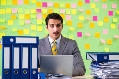 İş adamı önceliklerinde sorun yaşıyor.