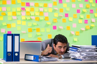 İş adamı önceliklerinde sorun yaşıyor.