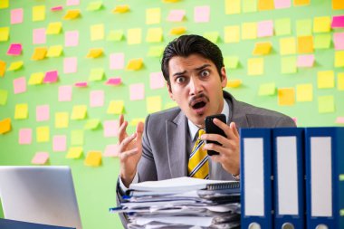 İş adamı önceliklerinde sorun yaşıyor.