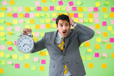 Birçok iş önceliği olan bir iş adamı.