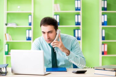 Ofiste çalışan erkek finans müdürü. 