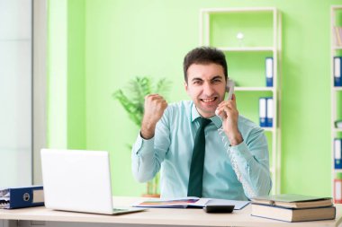 Ofiste çalışan erkek finans müdürü. 