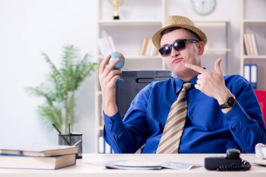 Genç çalışan tatil için hazırlanıyor. 