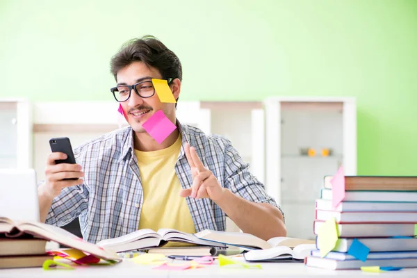 Estudiante preparándose para exámenes universitarios con muchos pri — Foto de Stock