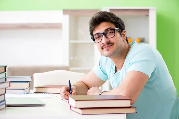 Student bereitet sich zu Hause auf Uni-Prüfungen vor — Stockfoto