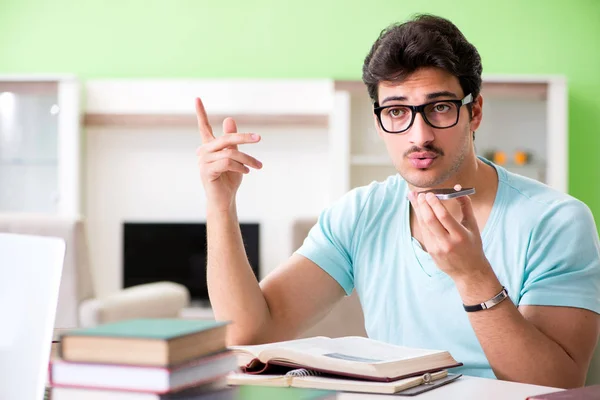 Studente che si prepara per gli esami universitari a casa — Foto Stock