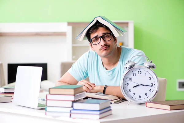 Estudante se preparando para exames universitários em casa em gerentes de tempo — Fotografia de Stock