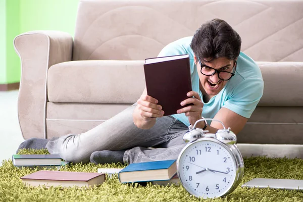 Estudiante preparándose para exámenes universitarios en casa en tiempo de los gerentes — Foto de Stock