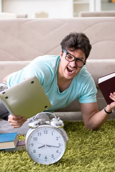 Estudiante preparándose para exámenes universitarios en casa en tiempo de los gerentes —  Fotos de Stock