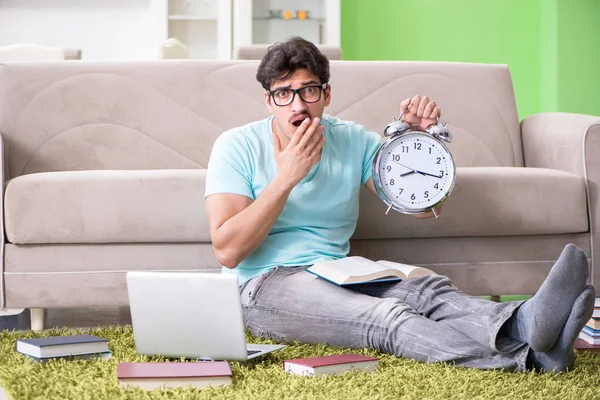 Estudiante preparándose para exámenes universitarios en casa en tiempo de los gerentes — Foto de Stock