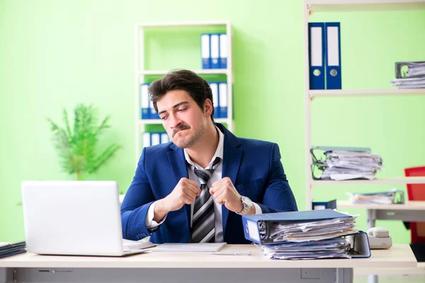 Empresario descontento con el trabajo excesivo sentado en la oficina —  Fotos de Stock