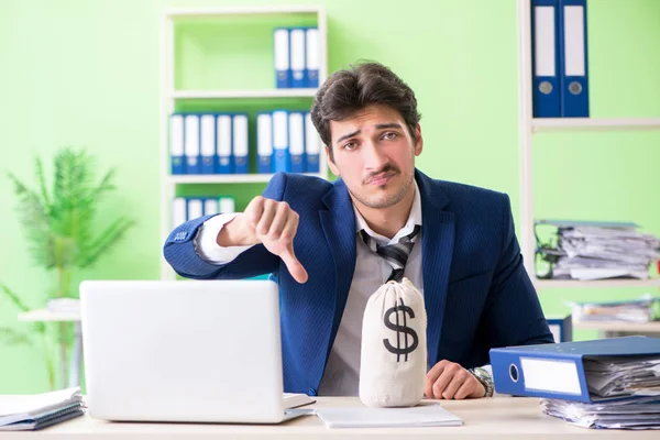 Empresario descontento con el trabajo excesivo sentado en la oficina —  Fotos de Stock