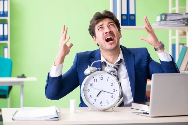 사업가는 사무실에 앉아서 과로 하게 일하는 것을 싫어 한다 — 스톡 사진