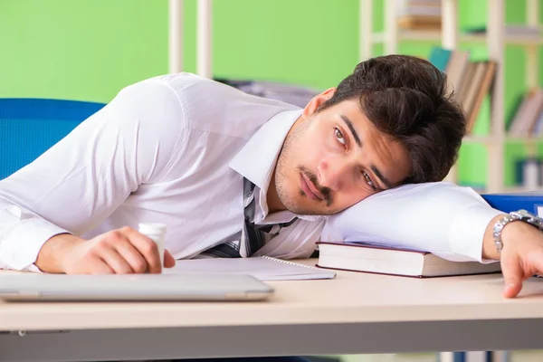 Kranker und unglücklicher Geschäftsmann sitzt im Büro — Stockfoto