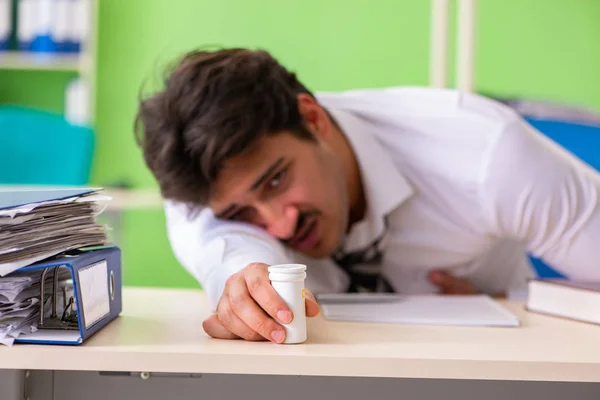 Homem de negócios doente e infeliz sentado no escritório — Fotografia de Stock