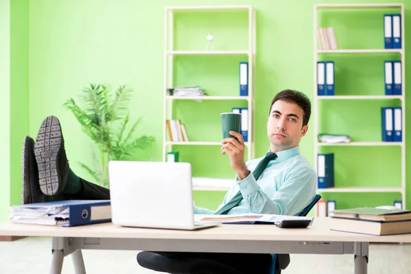 Gerente financiero masculino que trabaja en la oficina — Foto de Stock