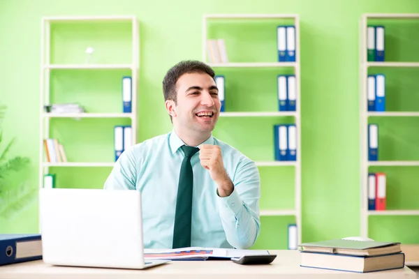 Männlicher Finanzmanager arbeitet im Büro — Stockfoto