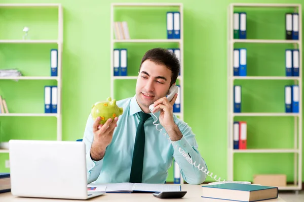 Gerente financiero masculino que trabaja en la oficina — Foto de Stock