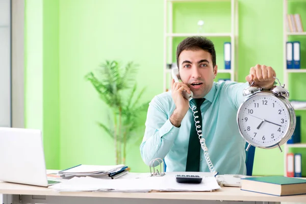 Männlicher Finanzmanager arbeitet im Büro im Zeitmanagement — Stockfoto