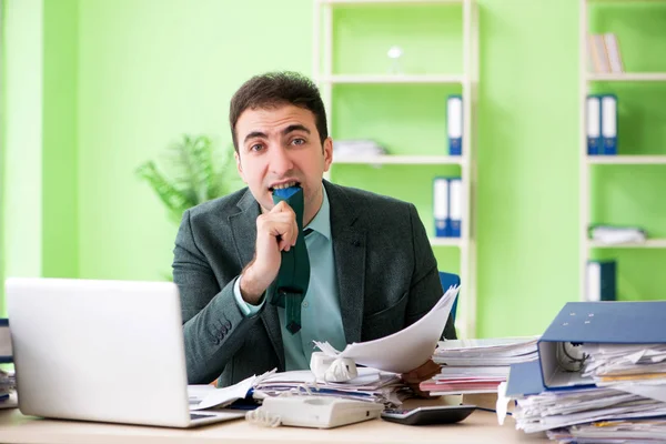 Homme d'affaires en colère contre le travail excessif assis dans le bureau — Photo