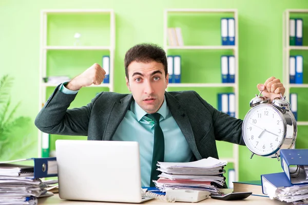 Empresário irritado com excesso de trabalho sentado no escritório em t — Fotografia de Stock