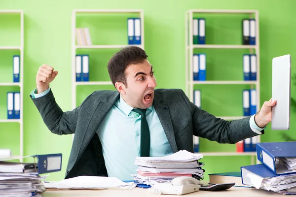 İşadamı ofiste otururken aşırı çalışmaktan kızgın. — Stok fotoğraf