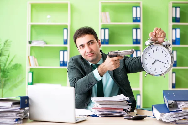 Empresário irritado com excesso de trabalho sentado no escritório em t — Fotografia de Stock