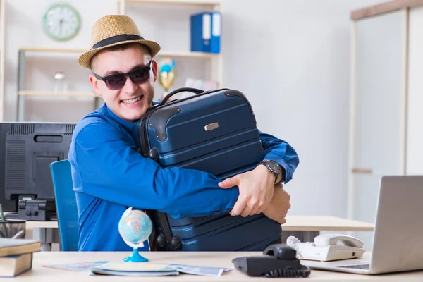 Ung anställd förbereder sig för semester resa — Stockfoto
