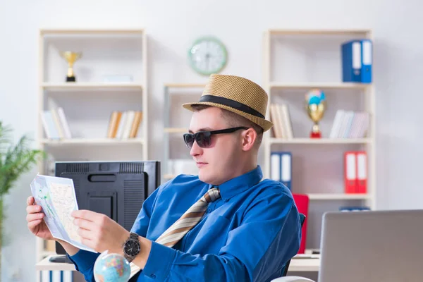 Joven empleado preparándose para el viaje de vacaciones —  Fotos de Stock