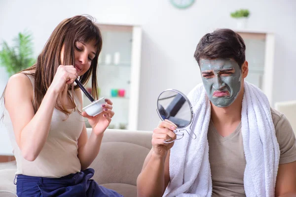 Schöne Maske aus Ton auf Gesicht auftragen — Stockfoto