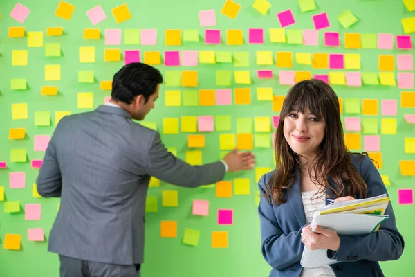 Kollegen aus der Wirtschaft diskutieren zukünftige Prioritäten — Stockfoto