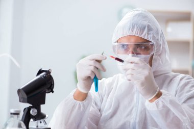 Biyoteknoloji bilim adamı kimyager laboratuarda çalışıyor.