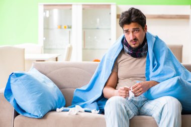 Hasta genç adam evde grip olmuş.