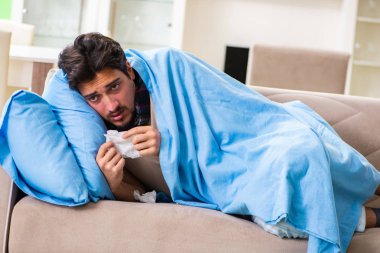 Hasta genç adam evde grip olmuş.